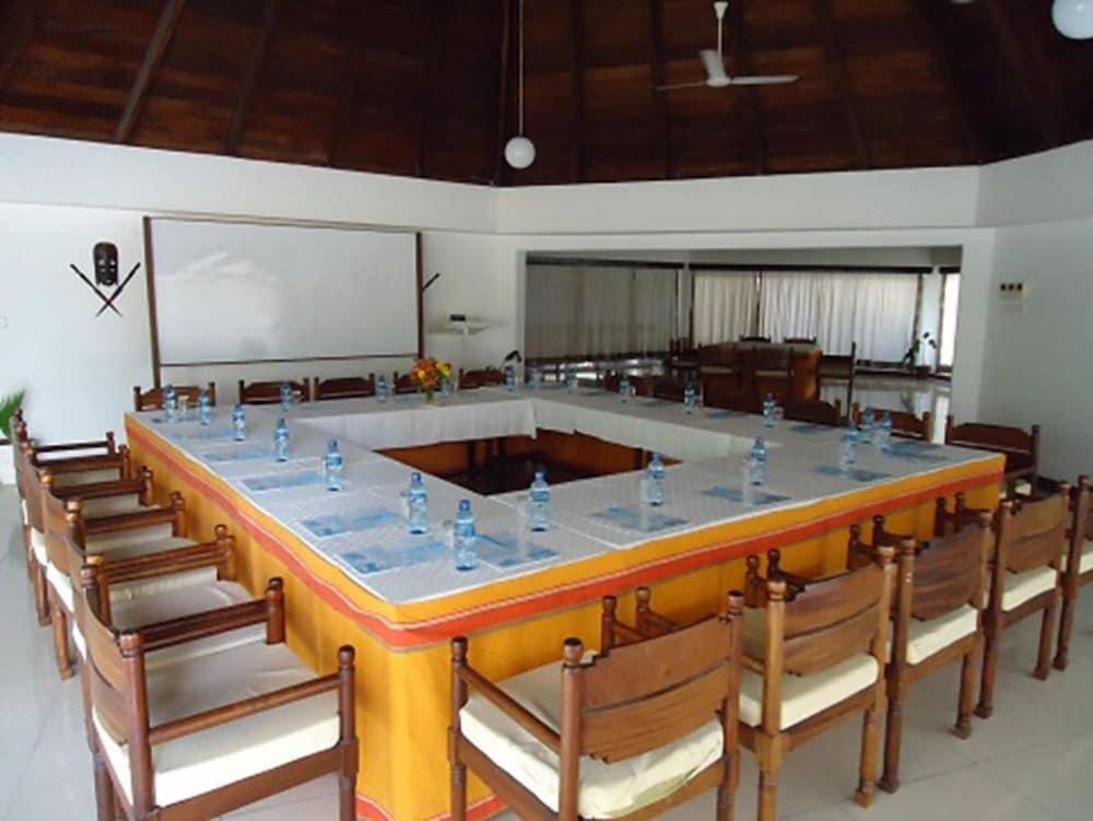 Kenya Bay Beach Hotel Bamburi Exterior foto