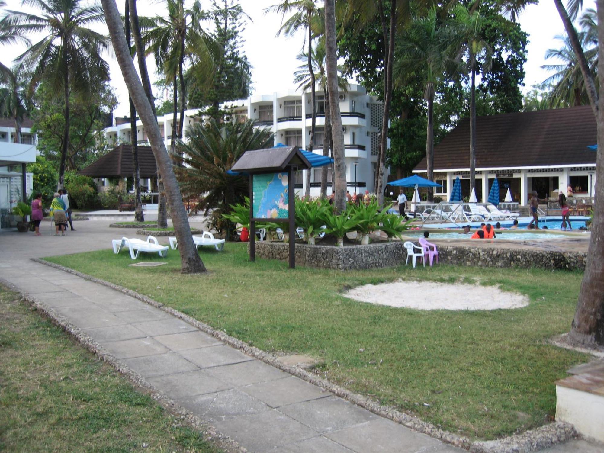 Kenya Bay Beach Hotel Bamburi Exterior foto